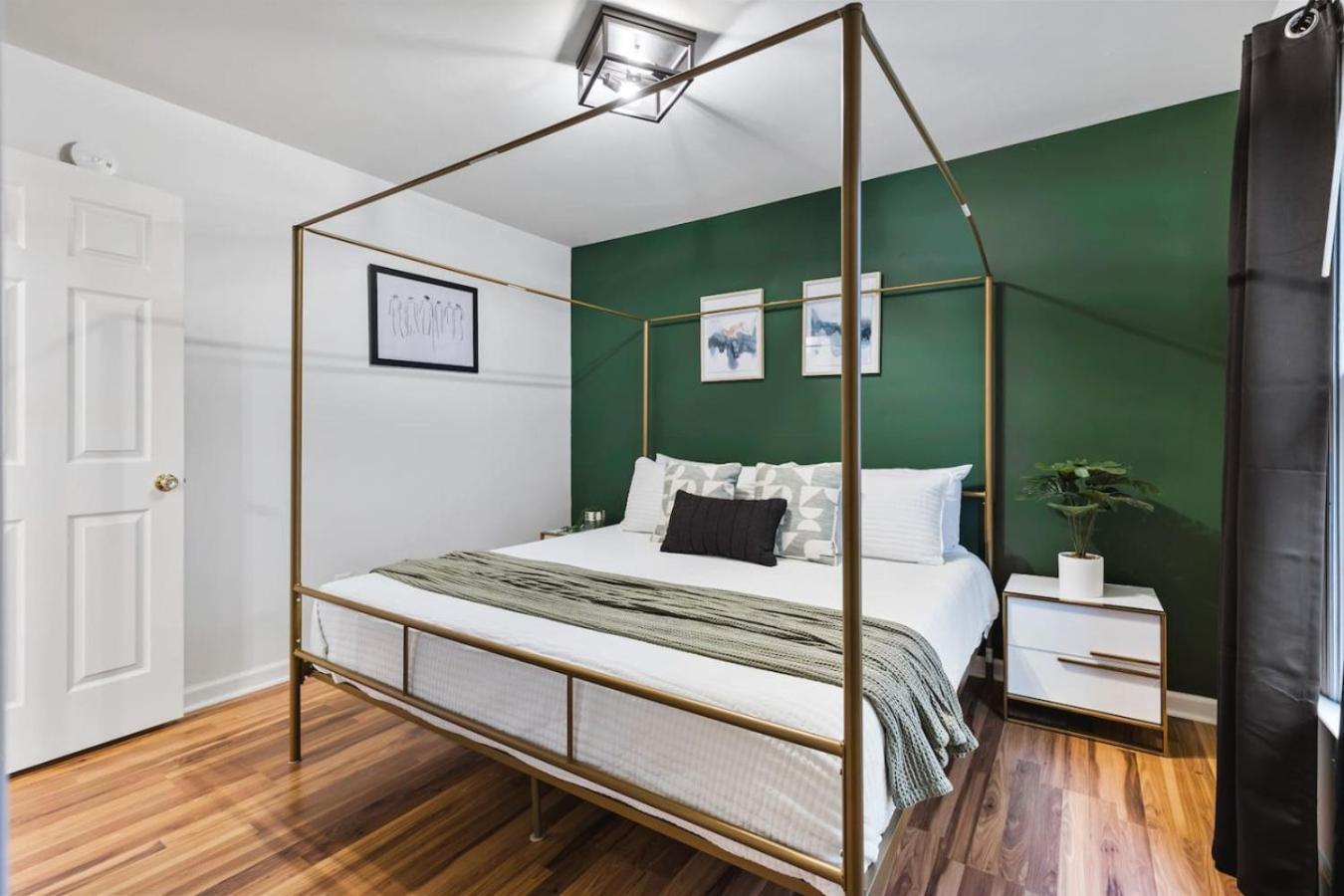 Pool Table Walk To Downtown Bars And Farmers Market