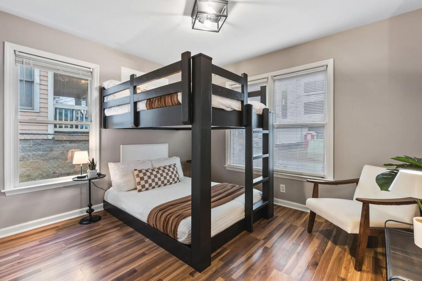 Pool Table Walk To Downtown Bars And Farmers Market Holiday home *