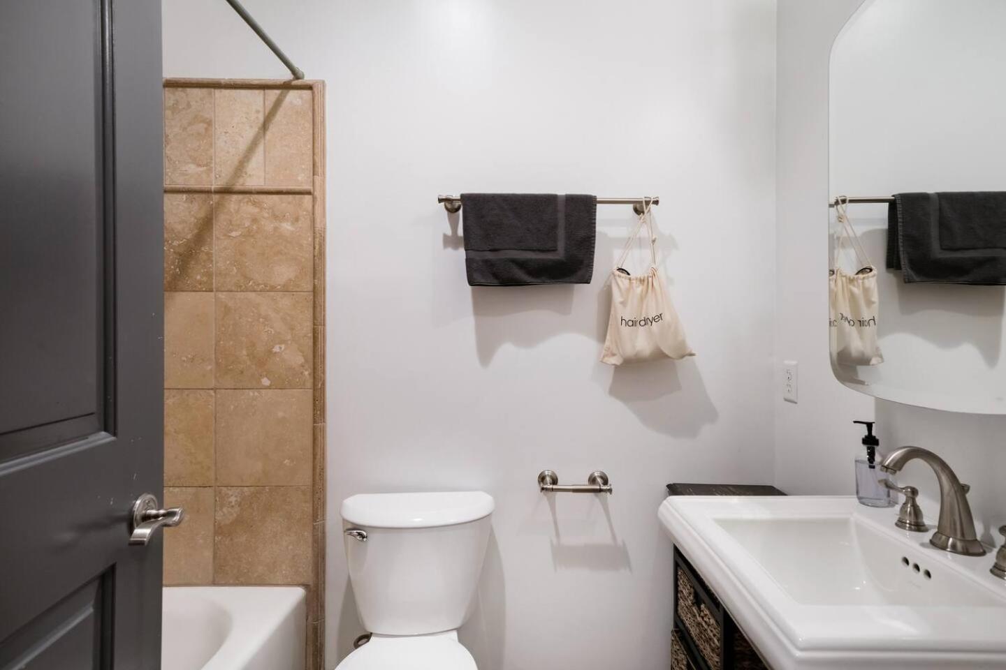 Loft Literally On Broadway Live Music & Bars Apartment *