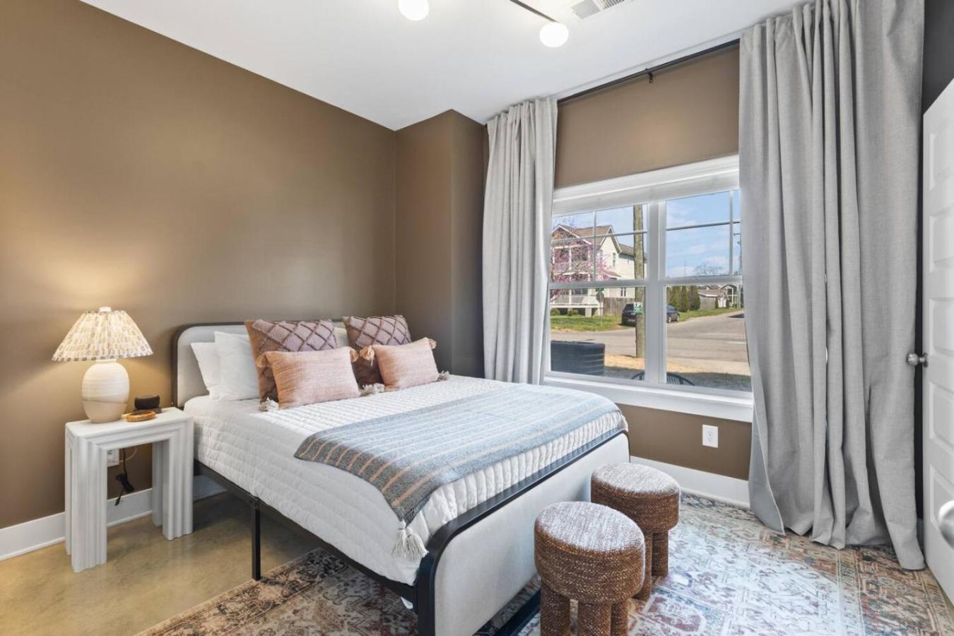 Vibrant In The Nations With Garage Walk To Restaurants And Shops