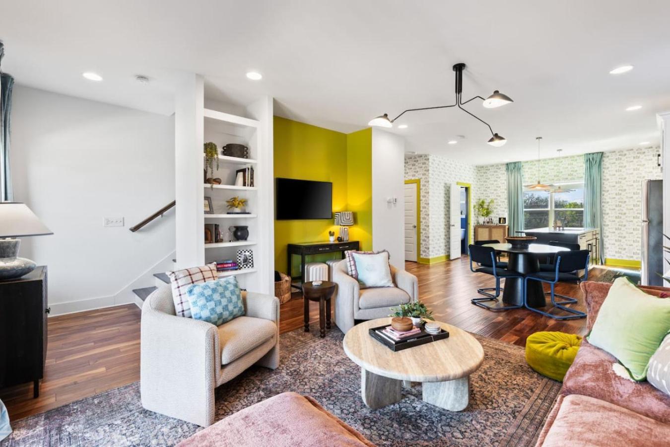 Vibrant In The Nations With Garage Walk To Restaurants And Shops