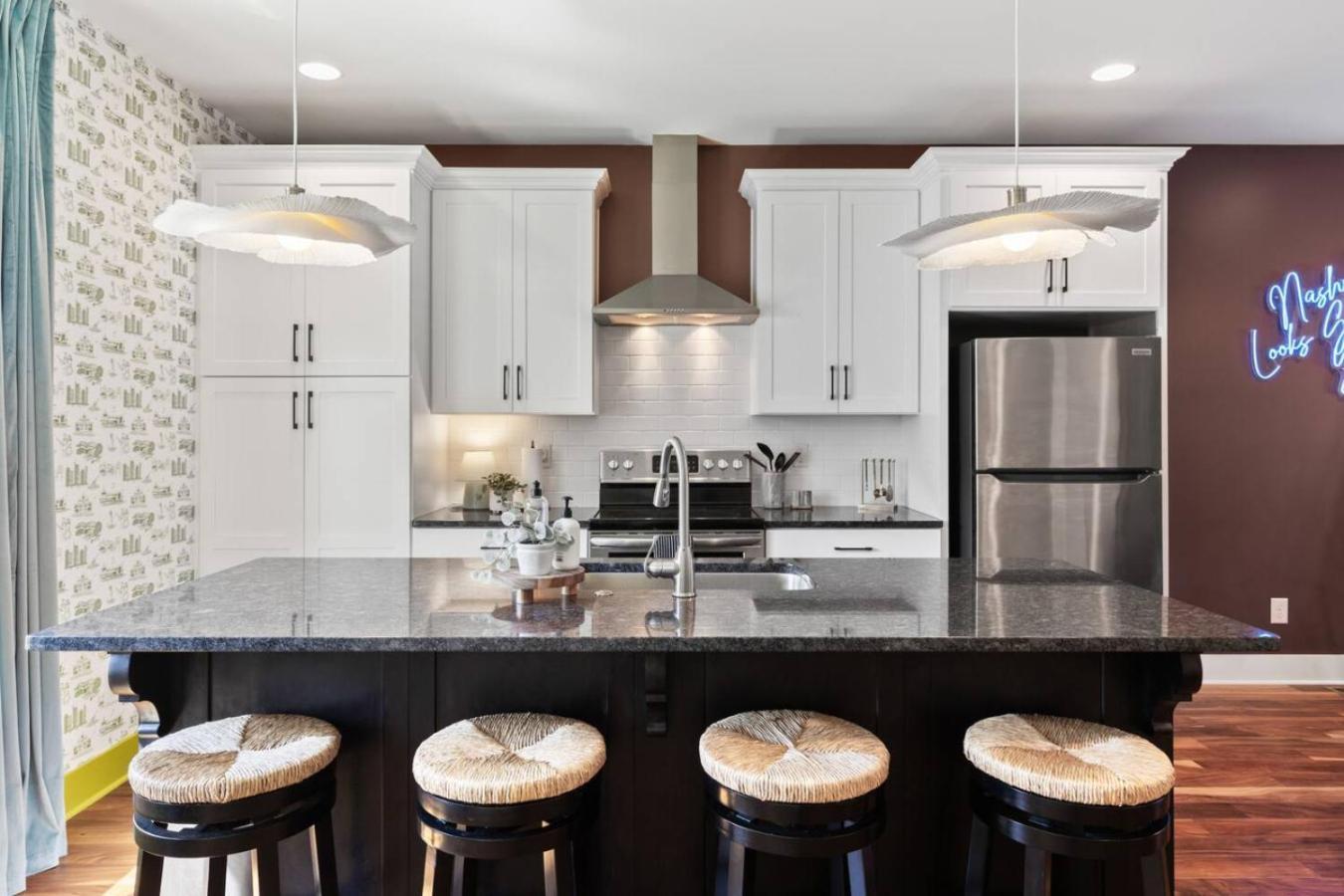 Vibrant In The Nations With Garage Walk To Restaurants And Shops