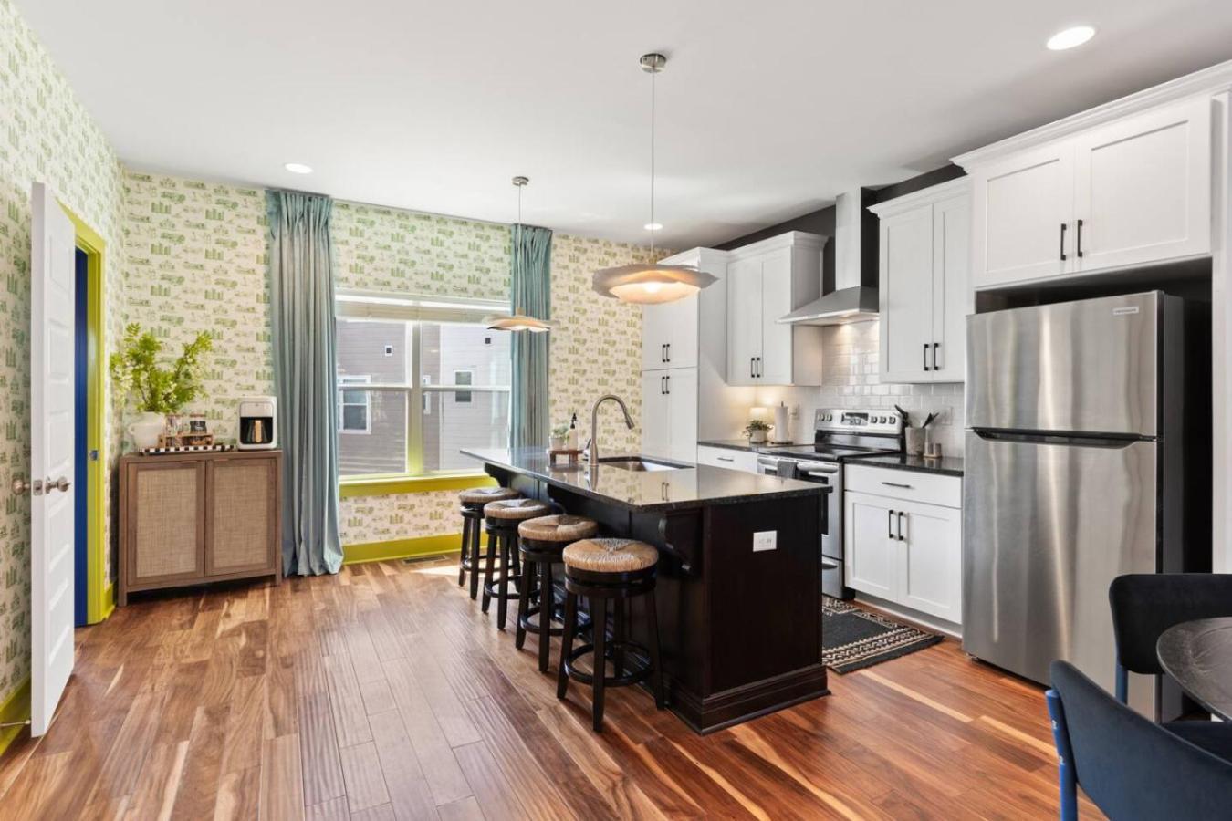 Vibrant In The Nations With Garage Walk To Restaurants And Shops Holiday home *