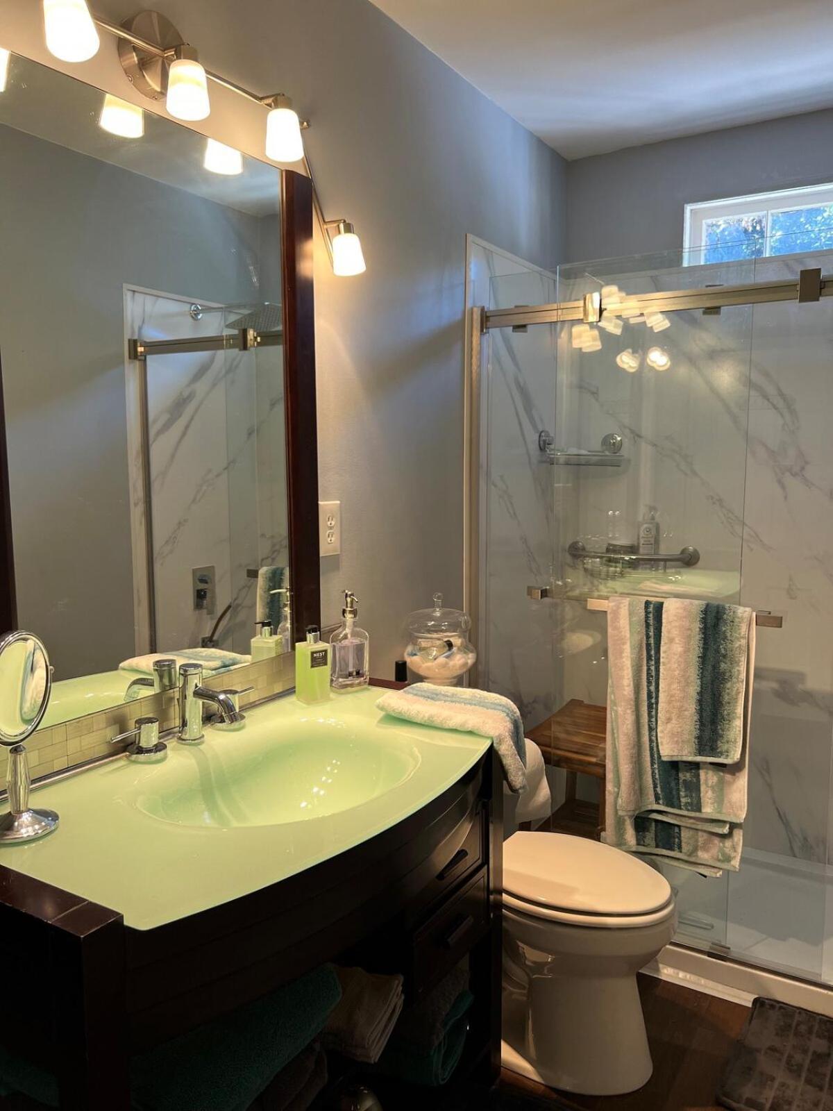 Apartment Cozy Retreat In Upscale Hills In West *