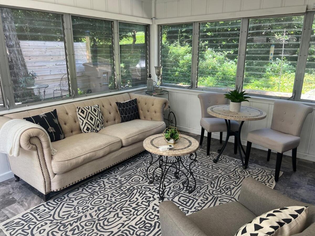 Apartment Cozy Retreat In Upscale Hills In West *