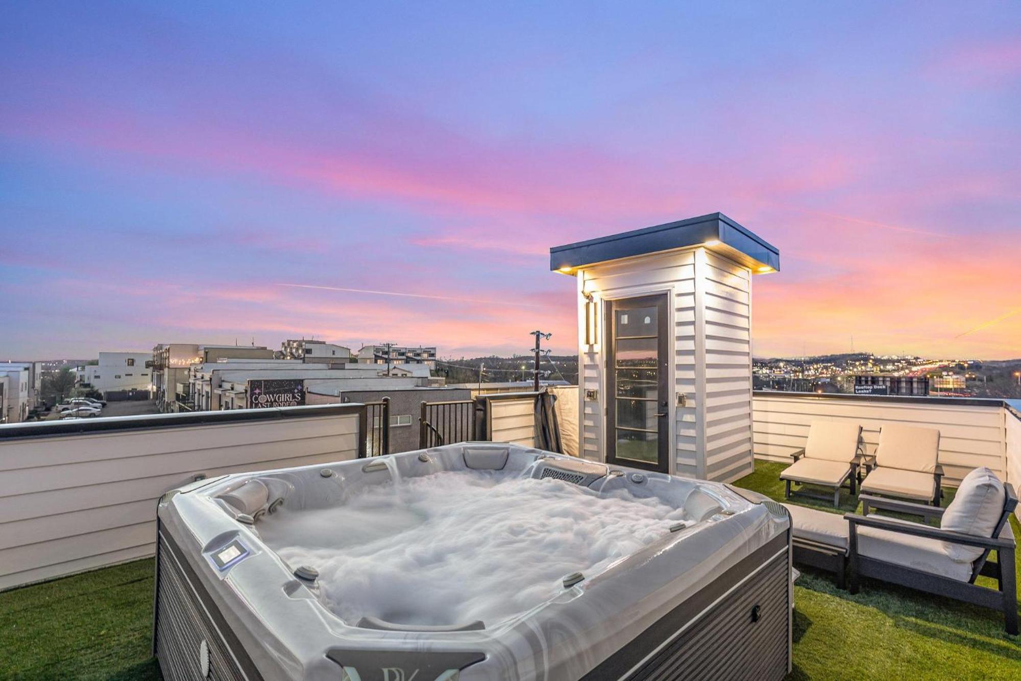 Holiday home Luxe-high Note-rooftop Hot Tub-3 Mins To Broadway *