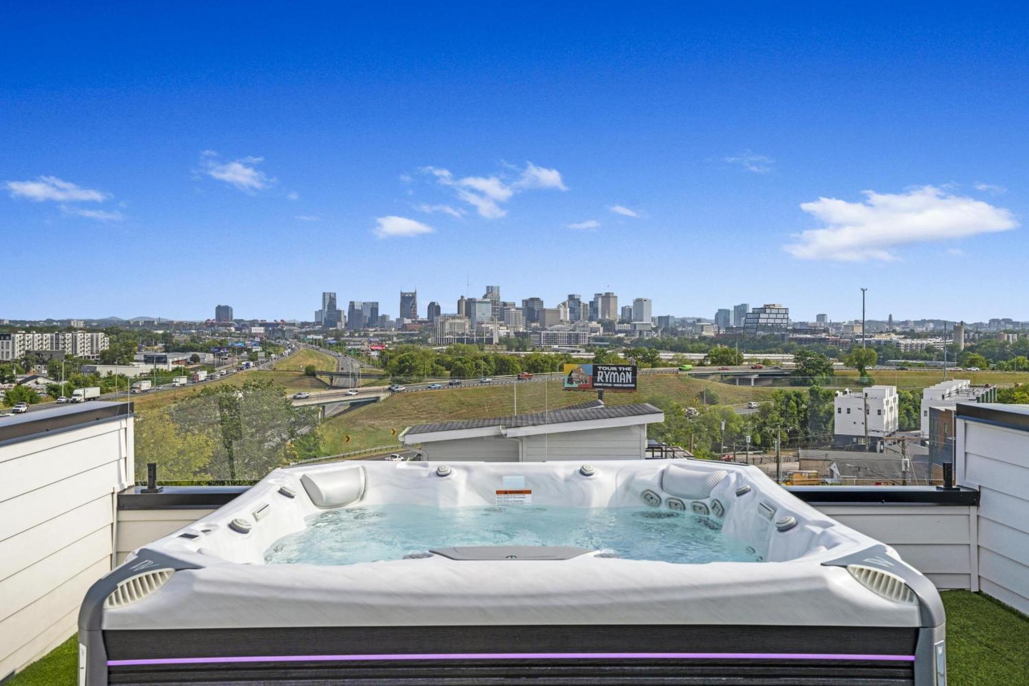 Luxe-high Note-rooftop Hot Tub-3 Mins To Broadway Holiday home Nashville