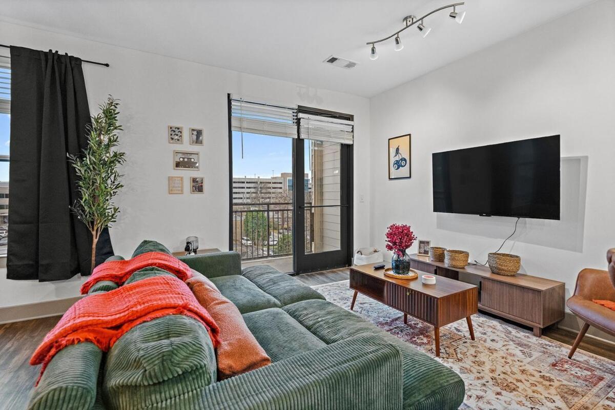 Apartment Mid-century Charm In Midtown *