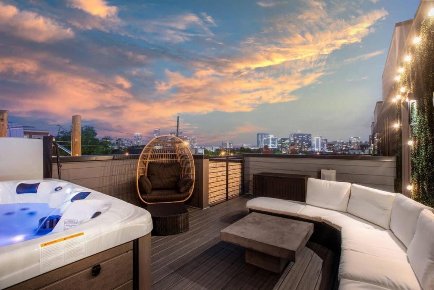 5 Star Stay! Walk To Gulch Rooftop Hot Tub Holiday home