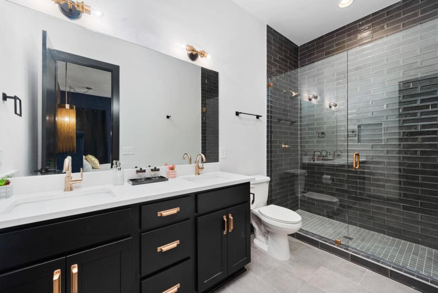 5 Star Stay! Walk To Gulch Rooftop Hot Tub Holiday home *