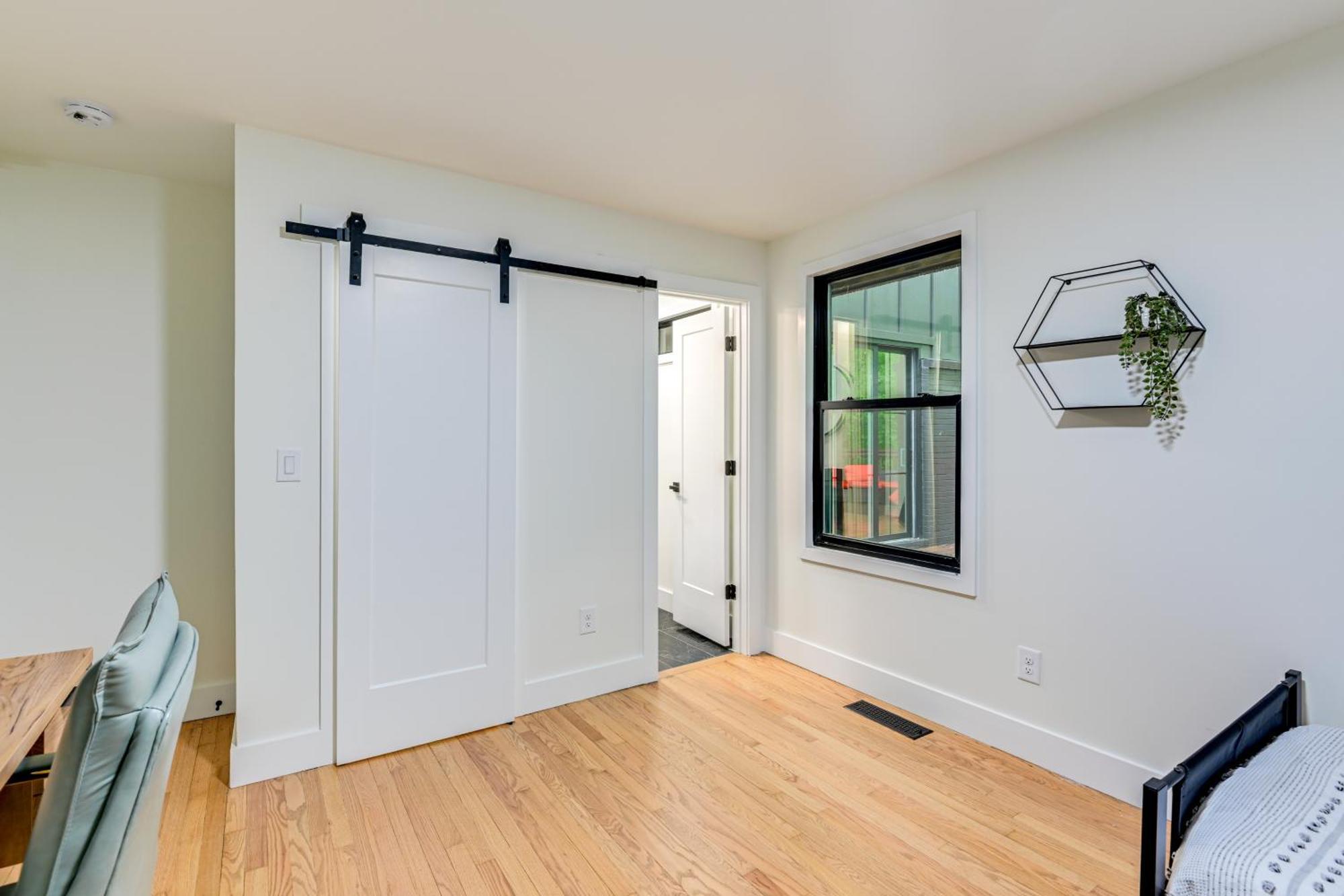 Spacious Deck Contemporary In Nashville! Holiday home *