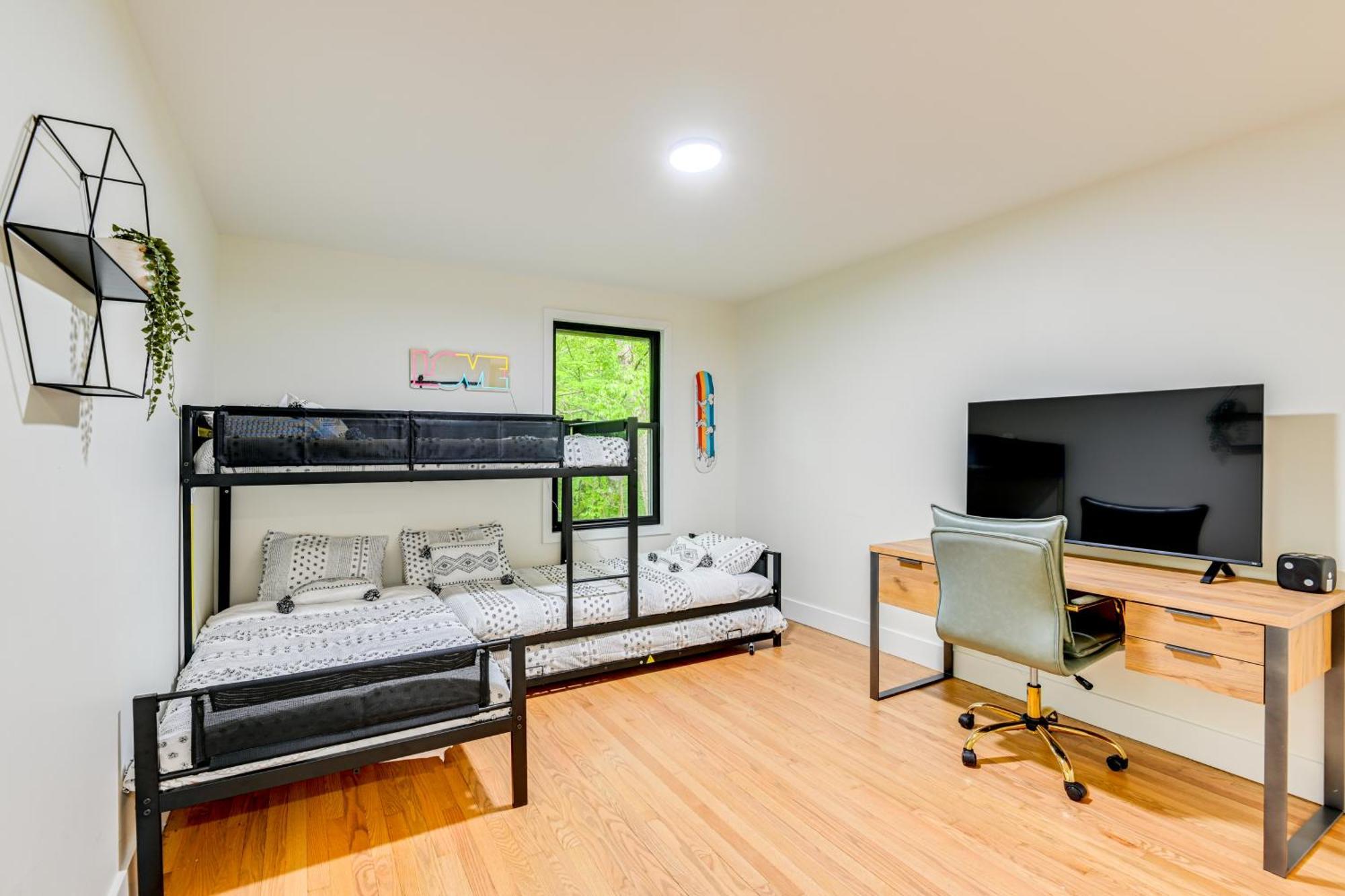 Spacious Deck Contemporary In Nashville! Holiday home