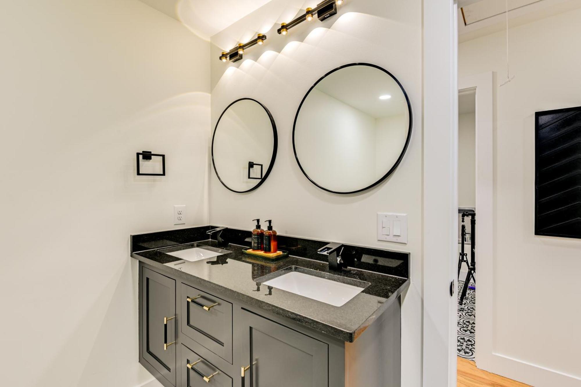 Spacious Deck Contemporary In Nashville!