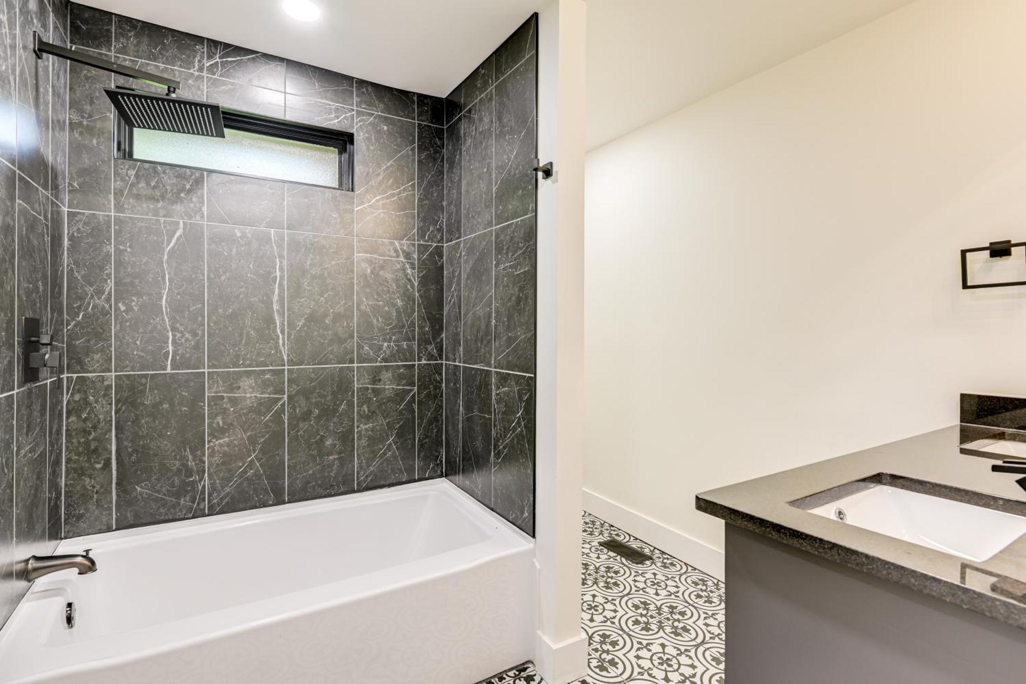 Spacious Deck Contemporary In Nashville! Nashville