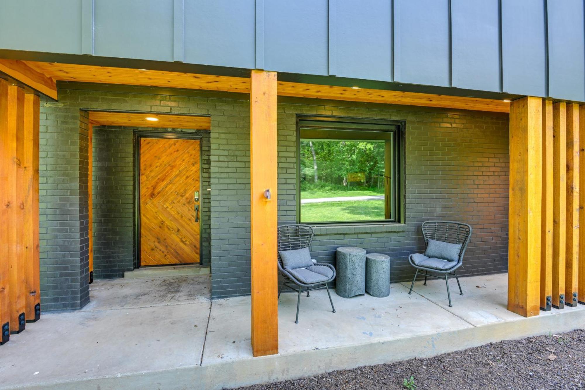 Spacious Deck Contemporary In Nashville! * Nashville