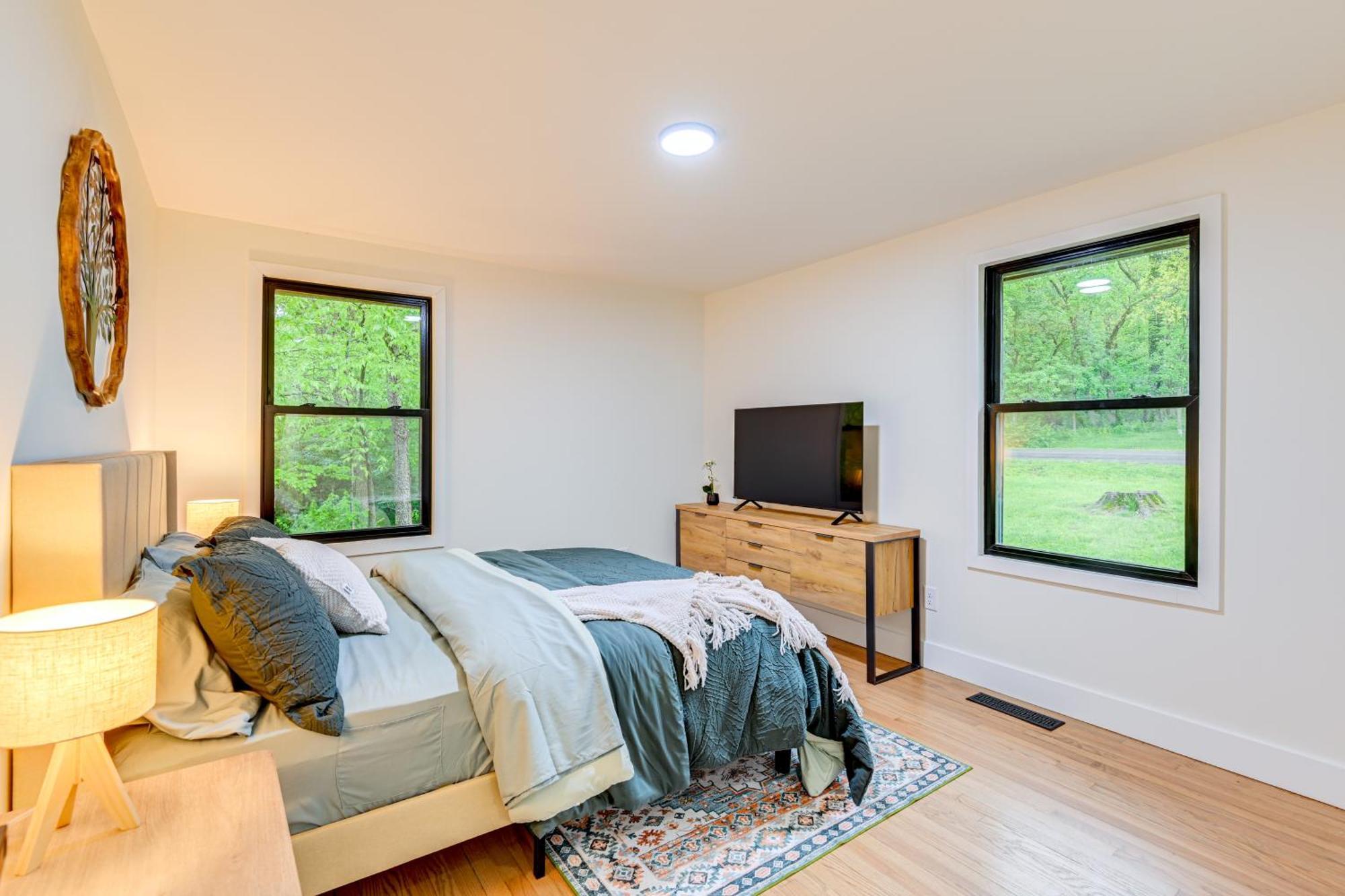 Spacious Deck Contemporary In Nashville! Holiday home