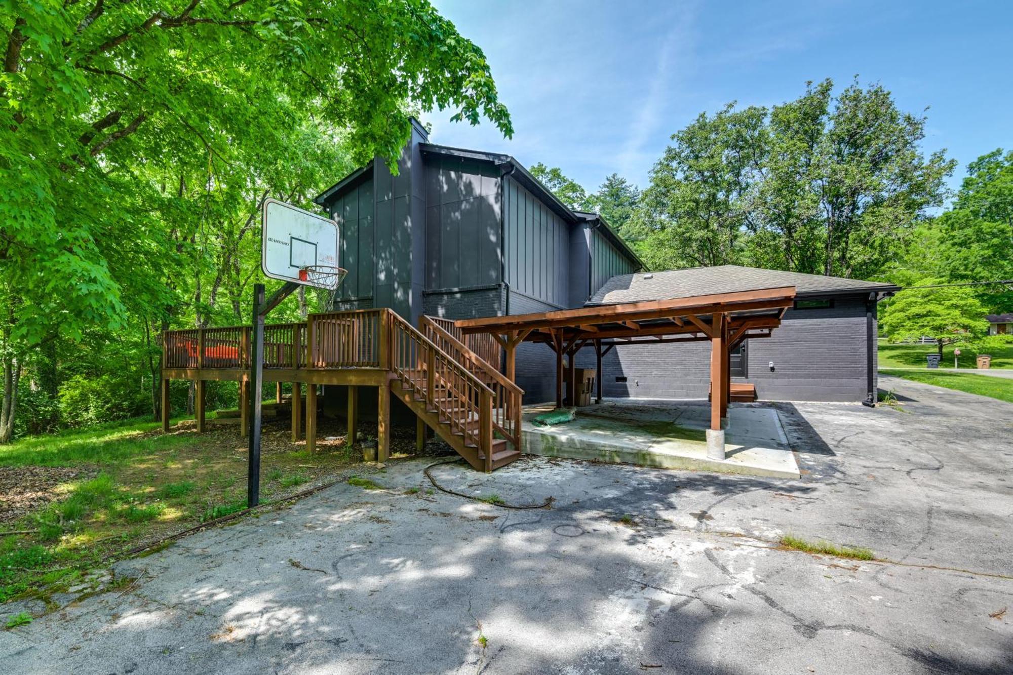 Spacious Deck Contemporary In Nashville! *