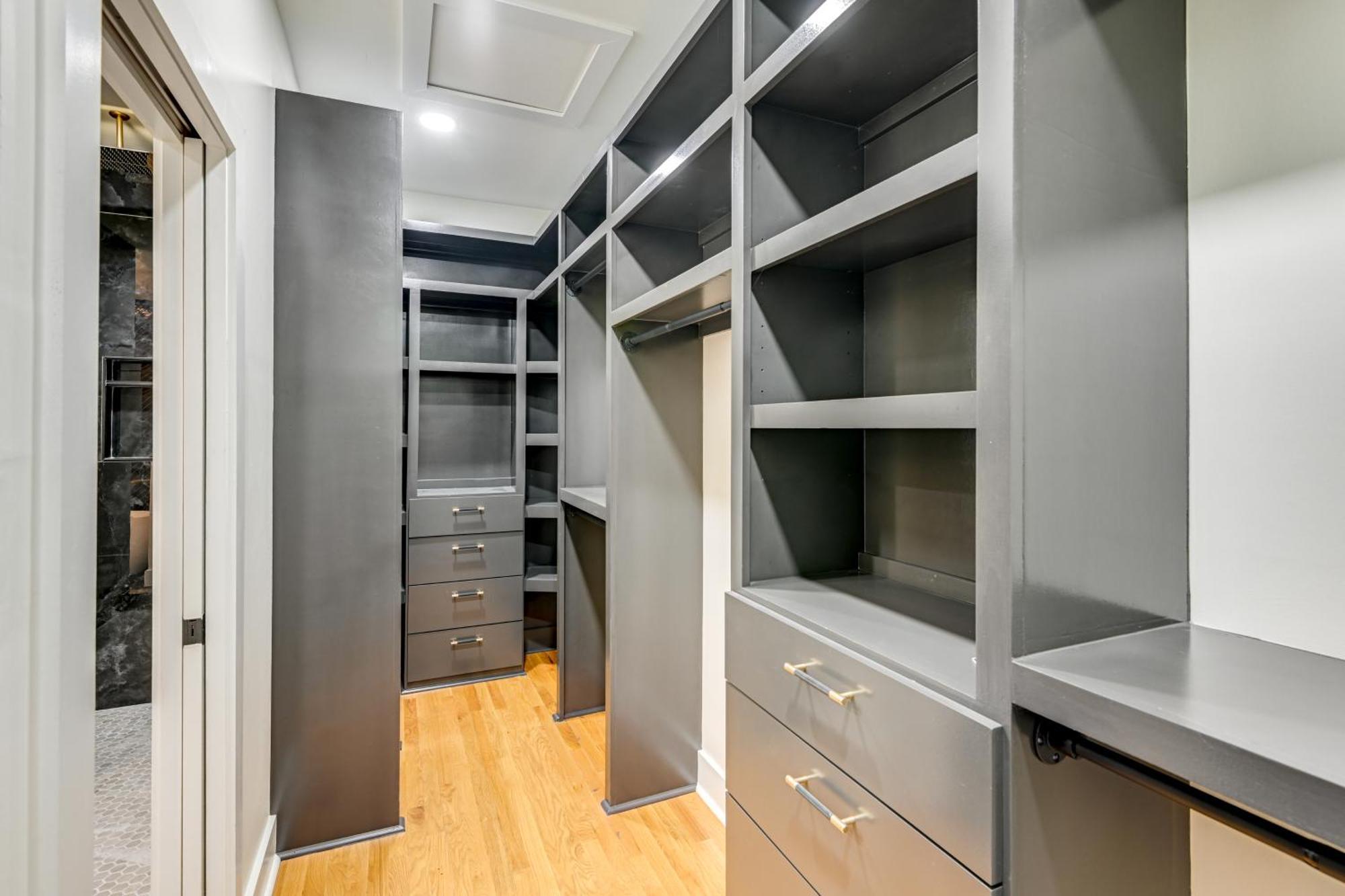 Spacious Deck Contemporary In Nashville! Nashville