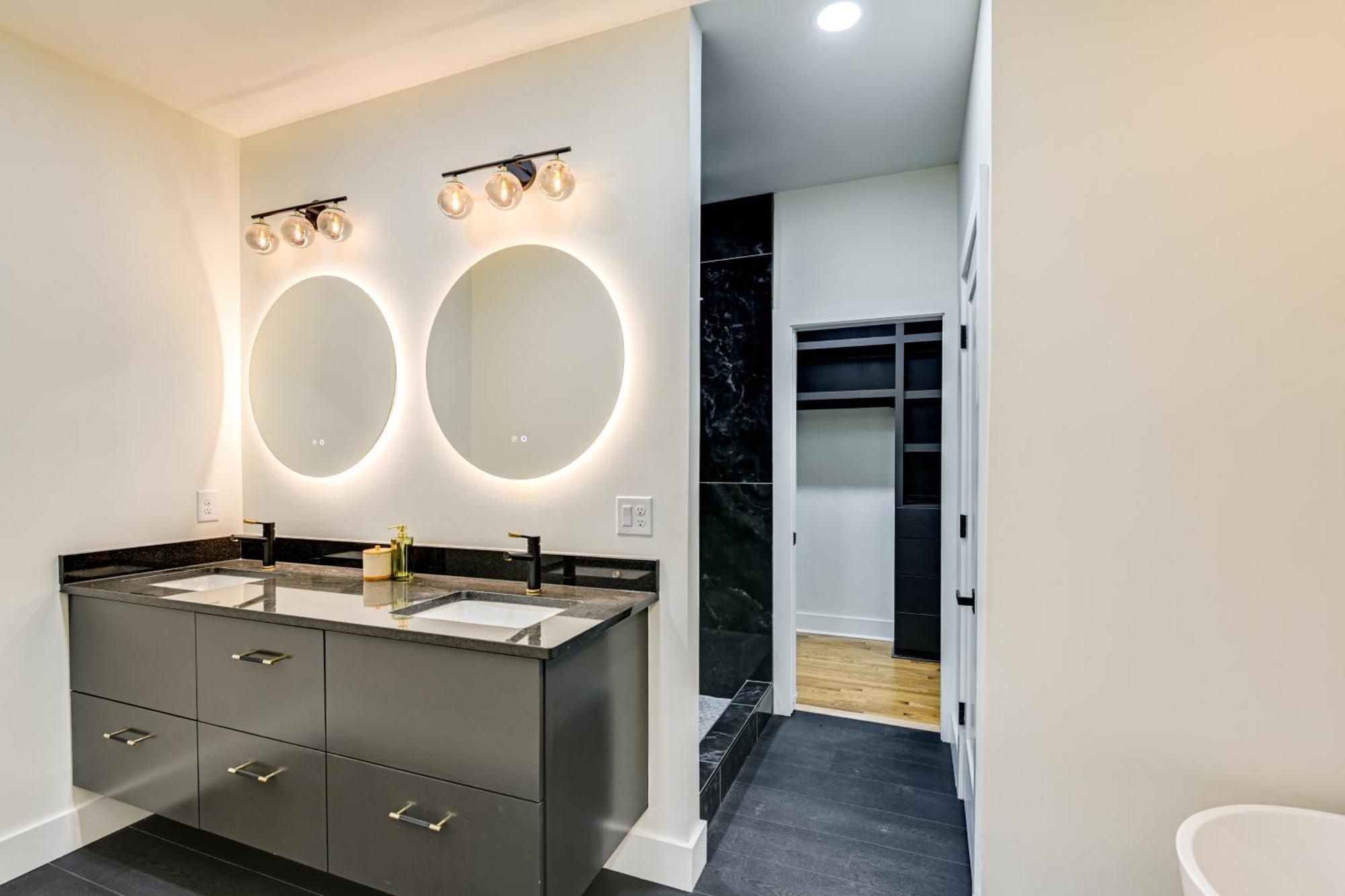 Spacious Deck Contemporary In Nashville! *