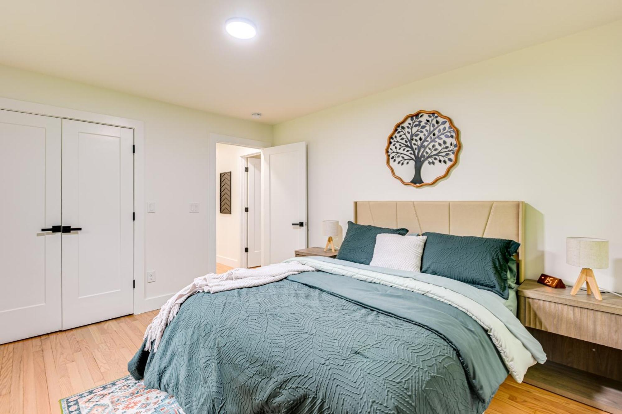 Spacious Deck Contemporary In Nashville! * Nashville