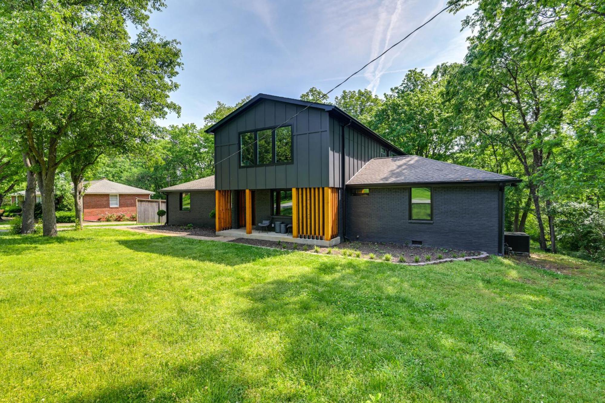 Spacious Deck Contemporary In Nashville!