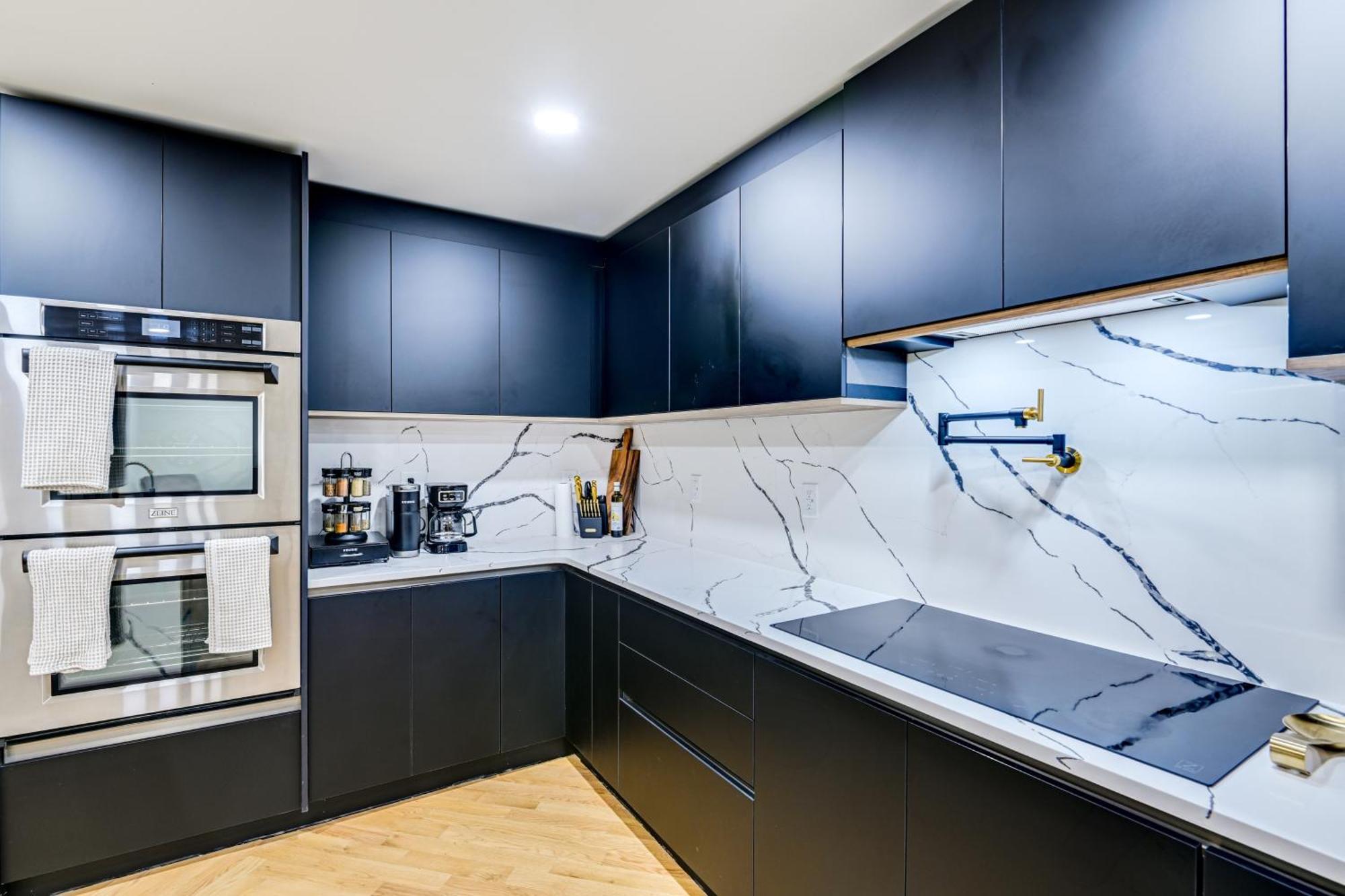 Spacious Deck Contemporary In Nashville! Holiday home