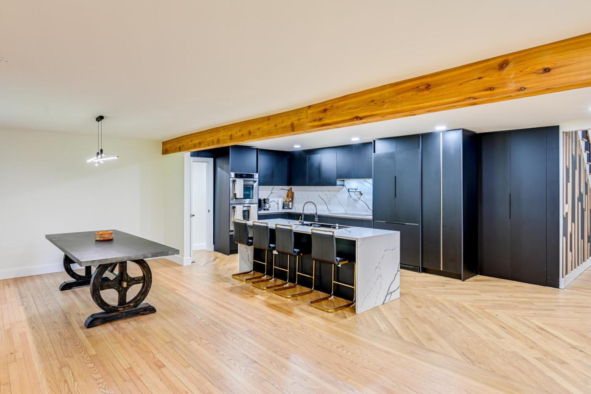 Spacious Deck Contemporary In Nashville! Holiday home *