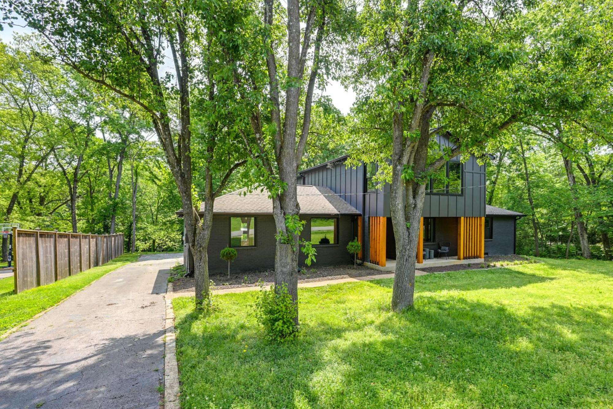 Spacious Deck Contemporary In Nashville! *