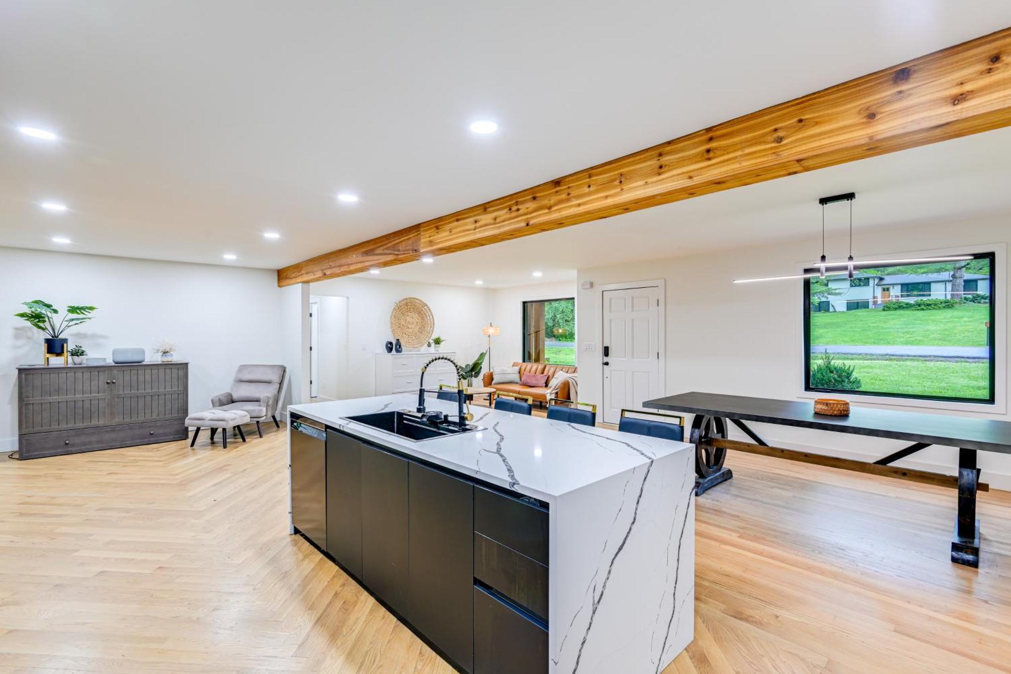 Spacious Deck Contemporary In Nashville! Holiday home *