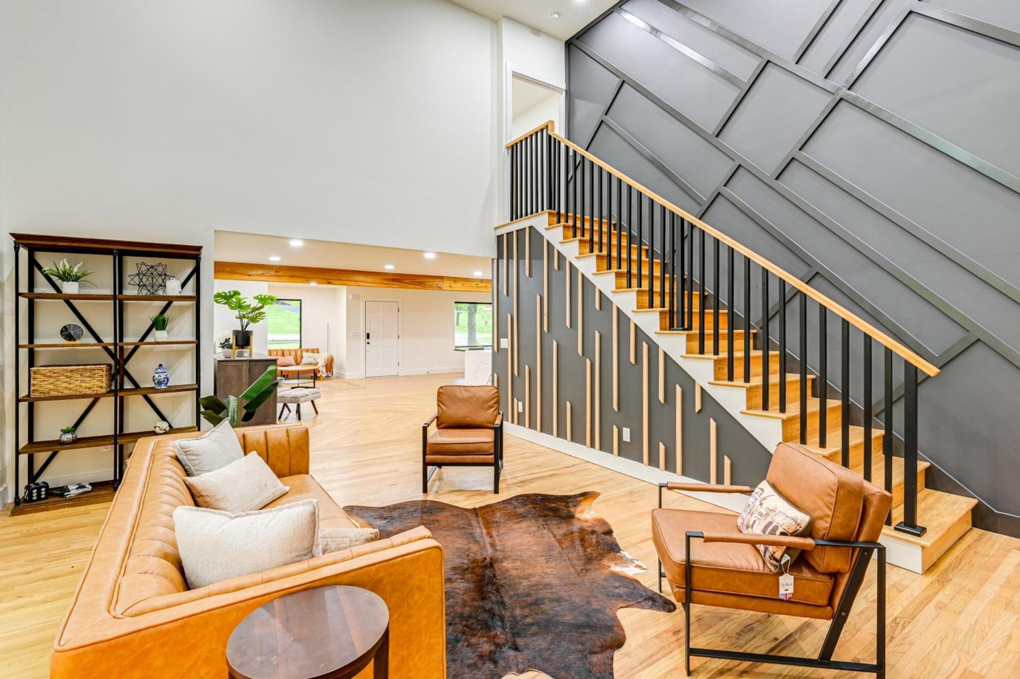 Spacious Deck Contemporary In Nashville! Nashville