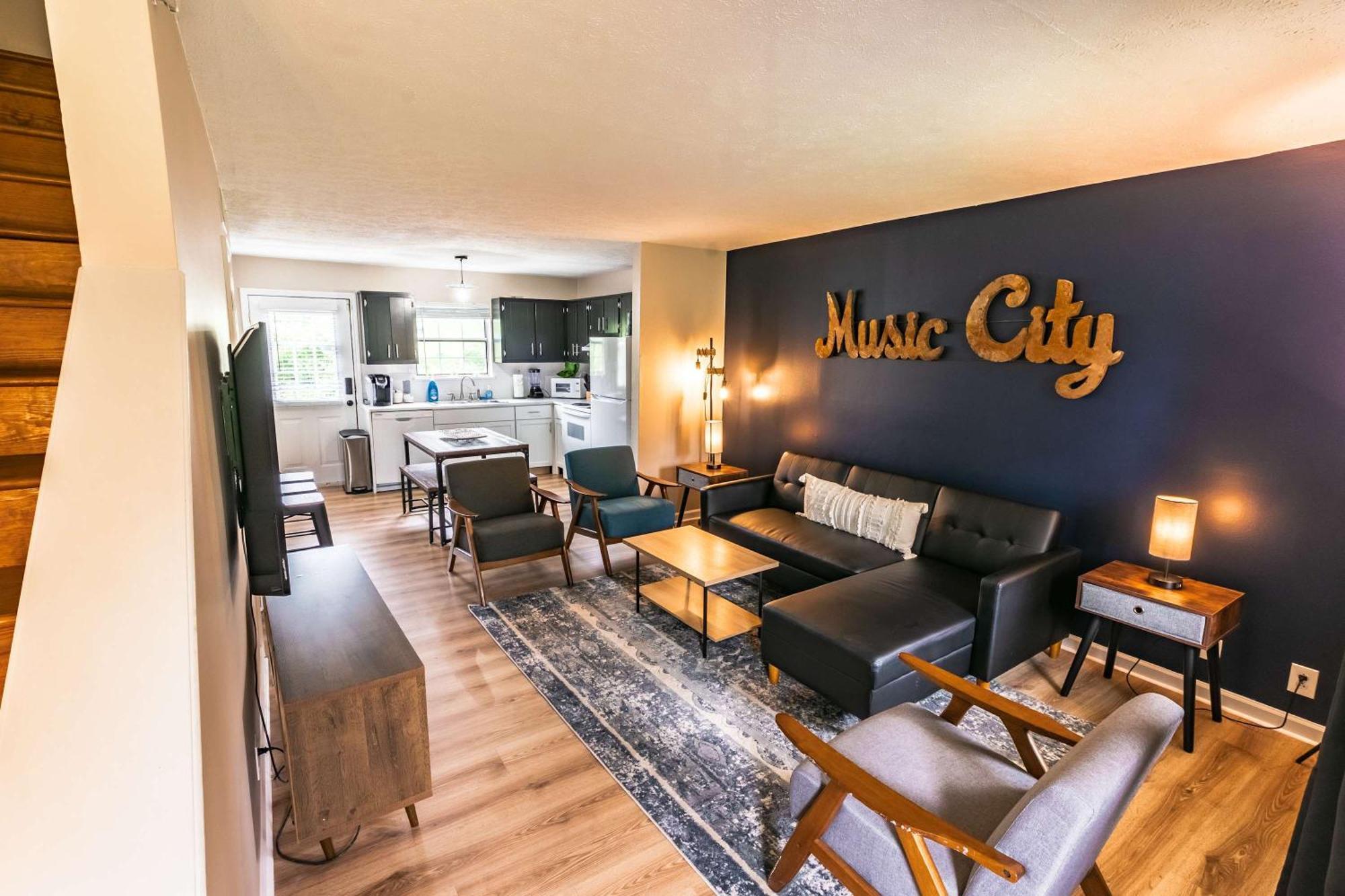 East Getaway - Walk To Parks Golf & Music Spots