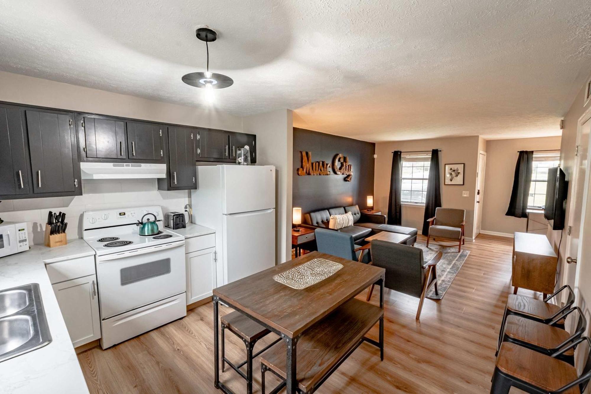 East Getaway - Walk To Parks Golf & Music Spots Holiday home