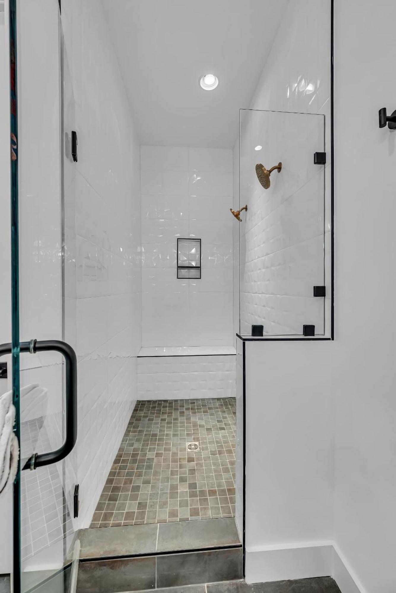 Disco Themed Hot Tub & Rooftop Decks In Holiday home Nashville