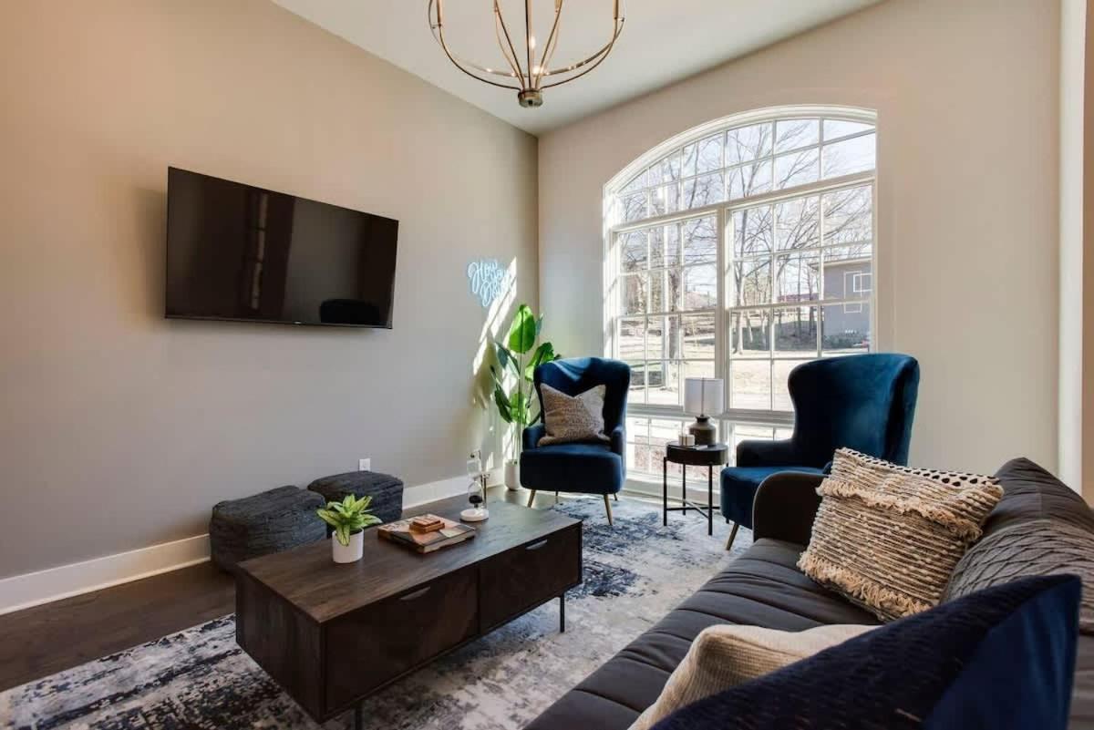 Holiday home West End Dream-private Balcony-6 Mins To Broadway *