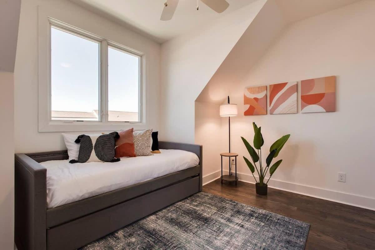 Holiday home West End Dream-private Balcony-6 Mins To Broadway *