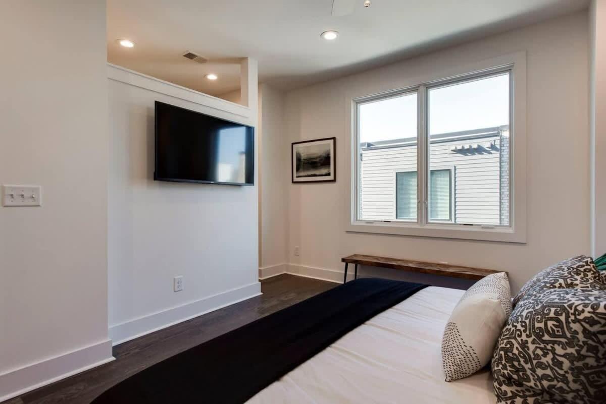 Holiday home West End Dream-private Balcony-6 Mins To Broadway