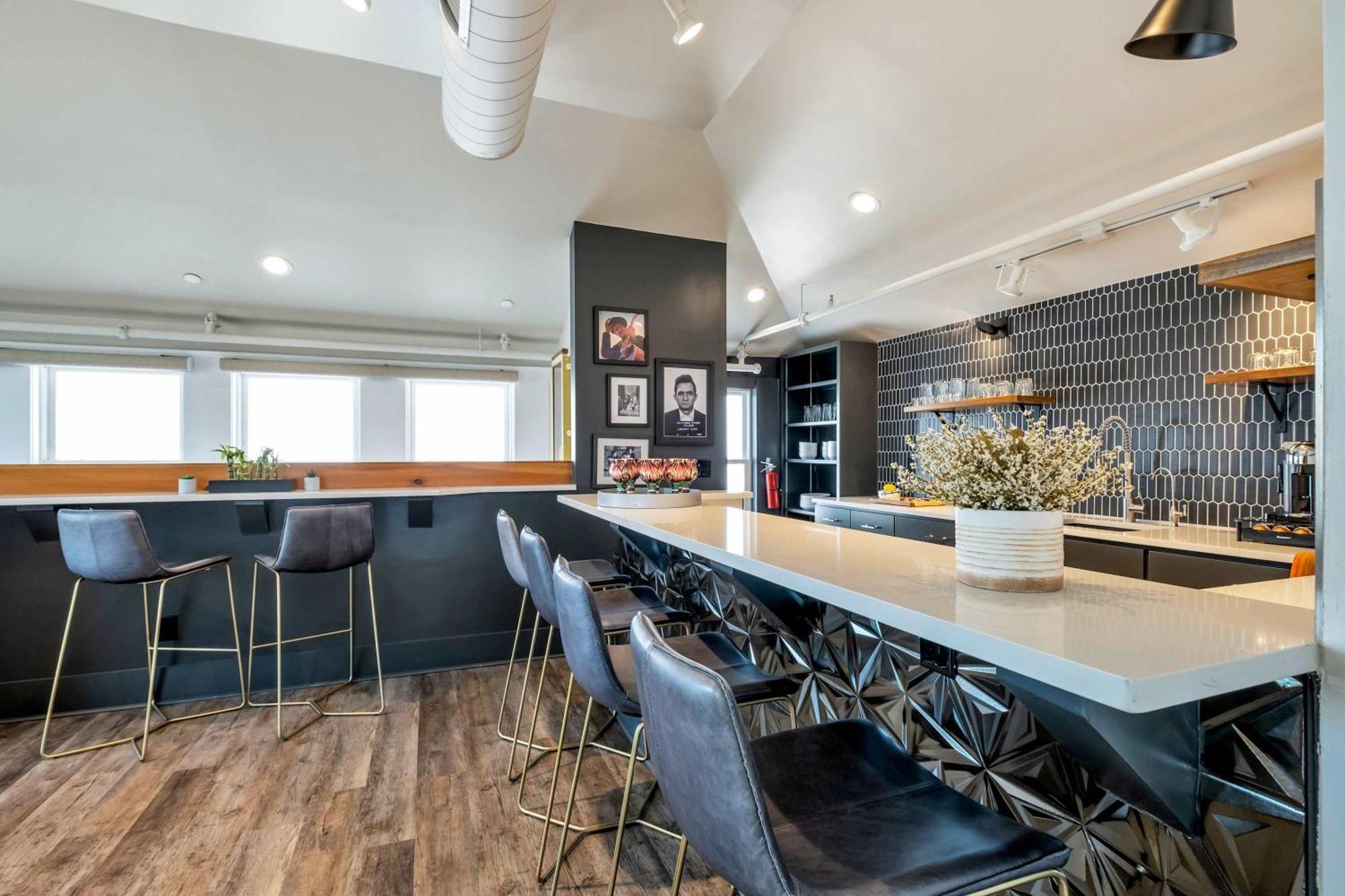Skyline With Penthouse & Rooftop Deck 6br By Maddox *