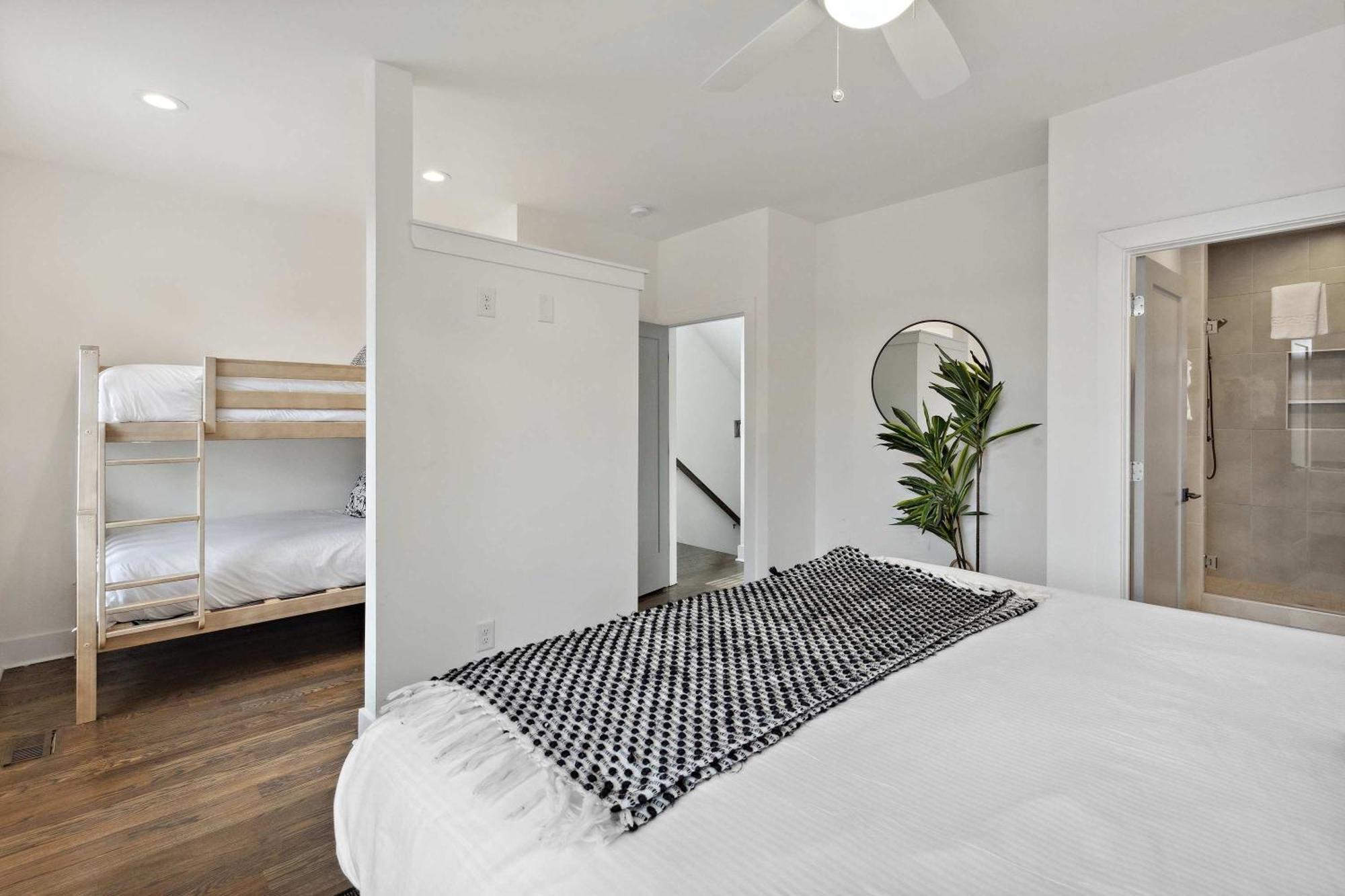 West End Oasis-new Building & Rooftop Views Holiday home Nashville
