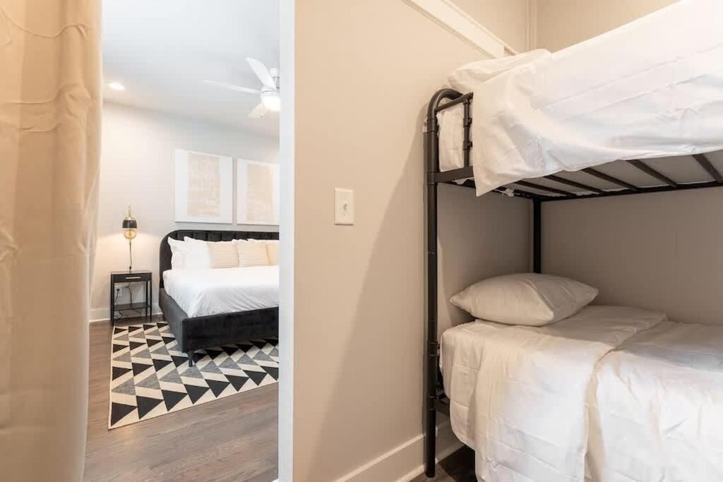 New Side By Side Homes - Sleeps 24 Holiday home Nashville