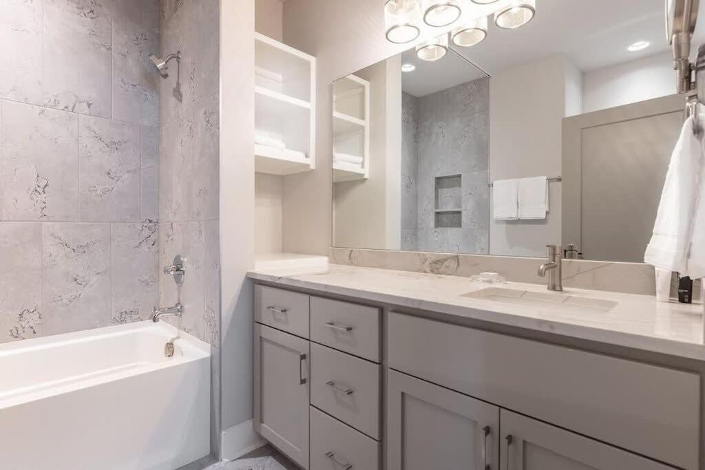 New Side By Side Homes - Sleeps 24 Holiday home Nashville