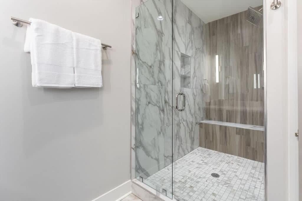 New Side By Side Homes - Sleeps 24 Nashville