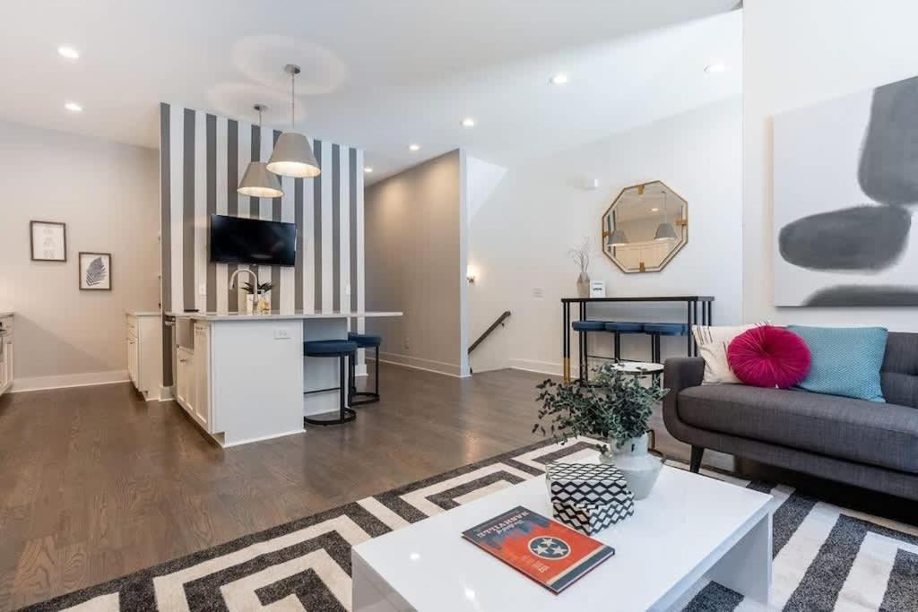 New Side By Side Homes - Sleeps 24 Holiday home Nashville