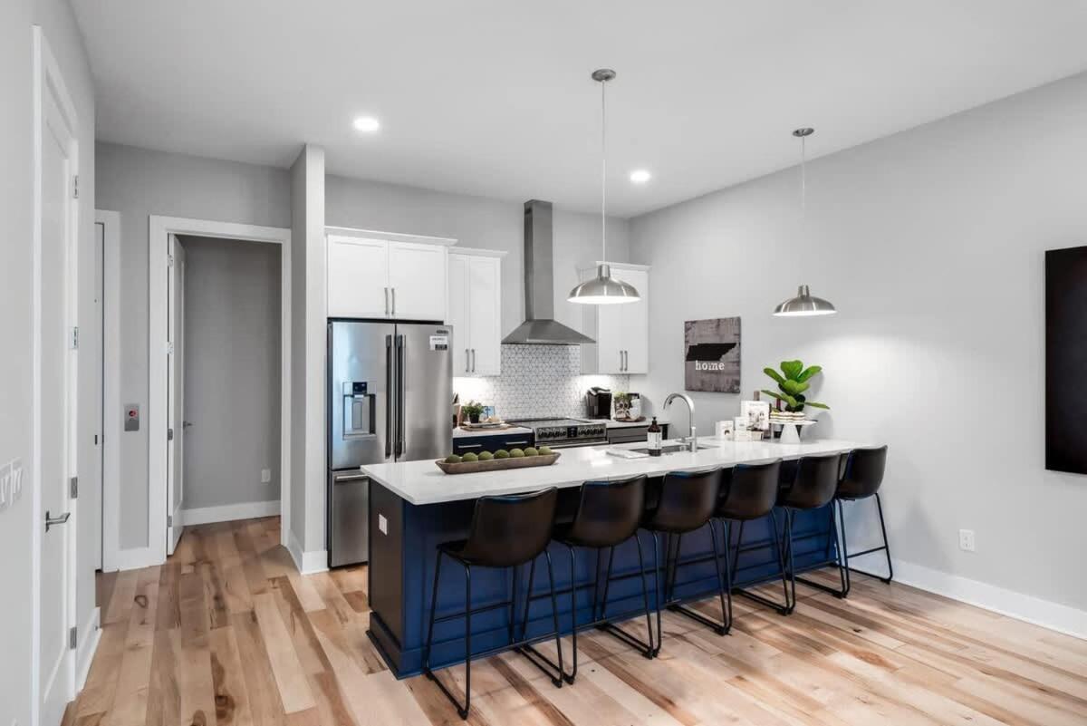 Side By Side Nash Homes - Relaxing Rooftop Patios Holiday home *