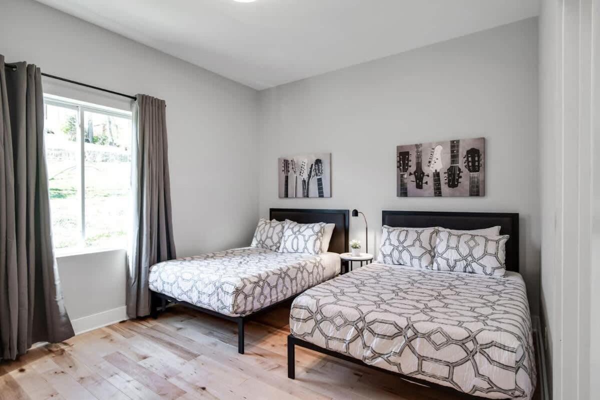 Side By Side Nash Homes - Relaxing Rooftop Patios Holiday home