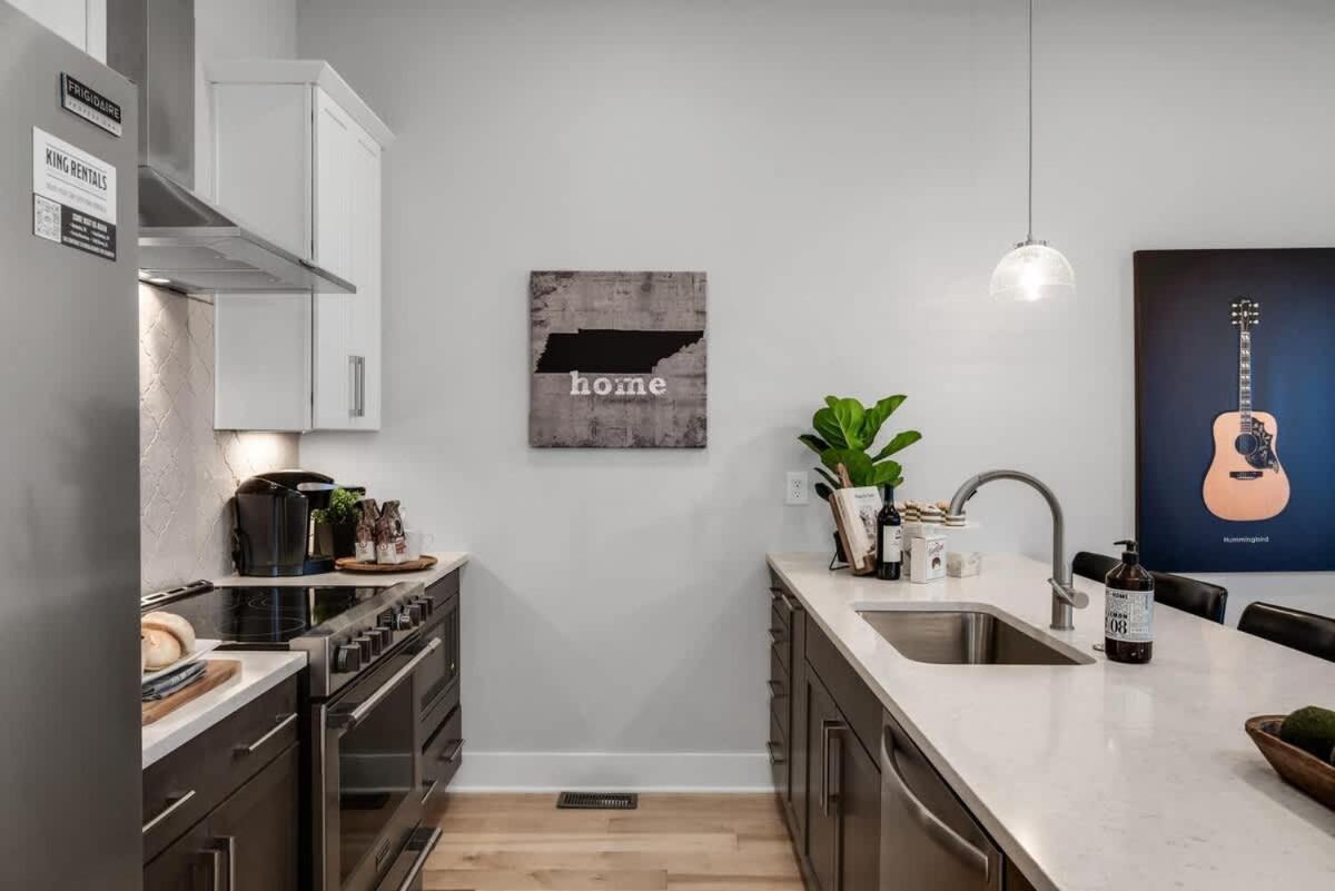 Side By Side Nash Homes - Relaxing Rooftop Patios Holiday home Nashville