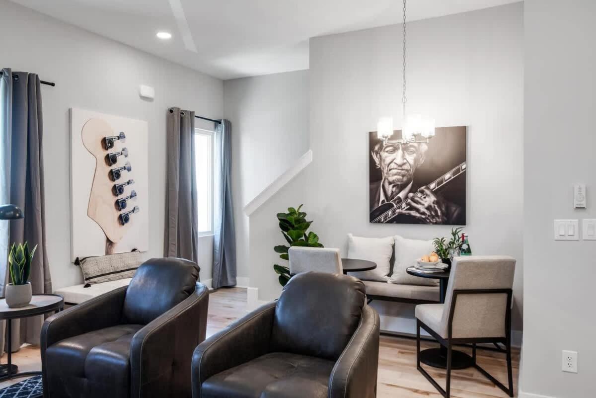 Side By Side Nash Homes - Relaxing Rooftop Patios Holiday home