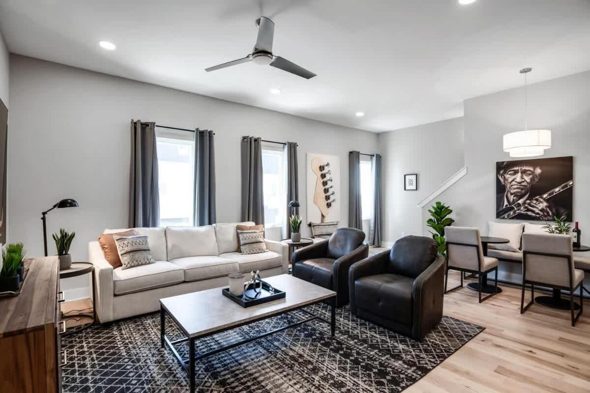 Side By Side Nash Homes - Relaxing Rooftop Patios Holiday home