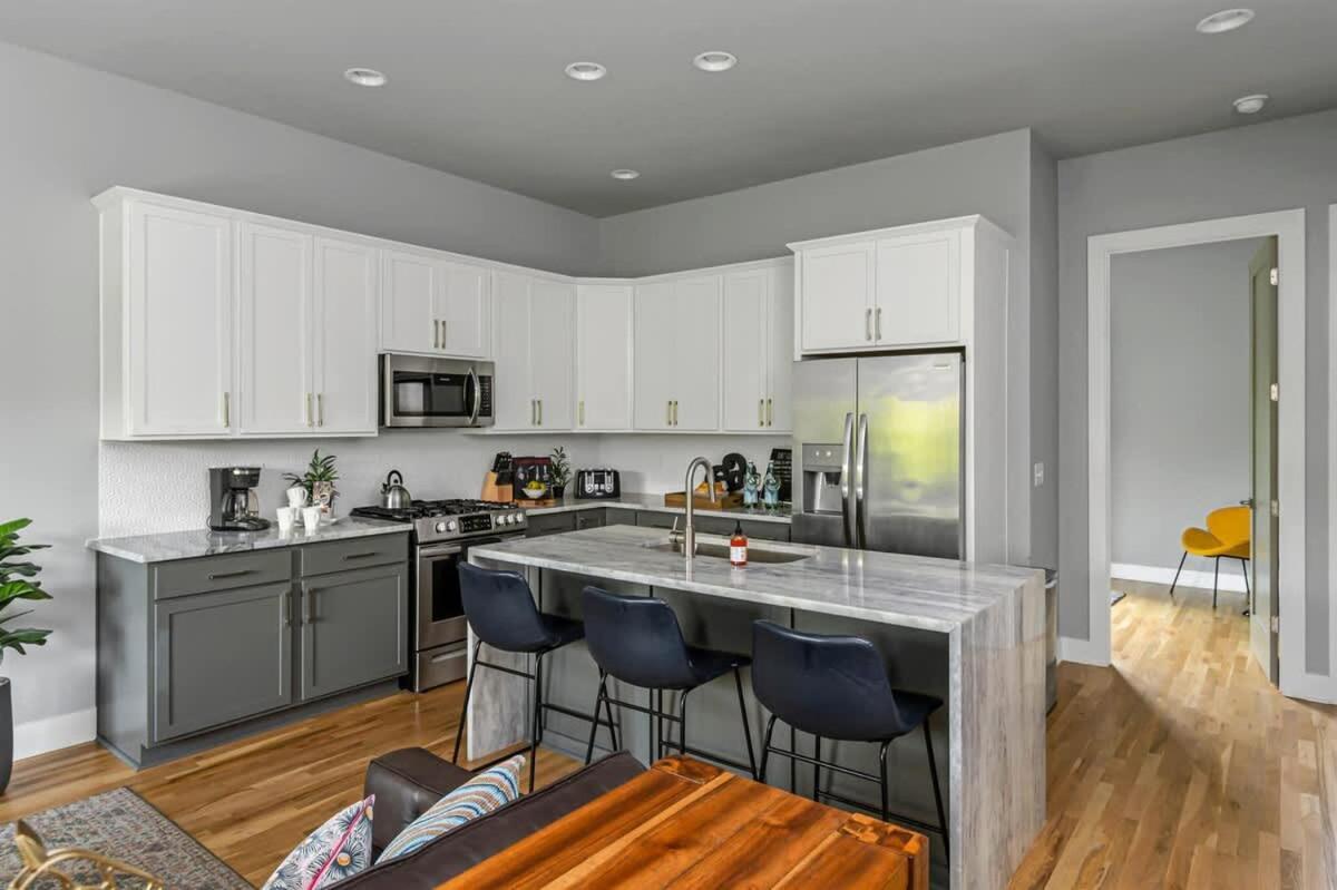 Spacious Sleeps 12 Rooftop Lounge *