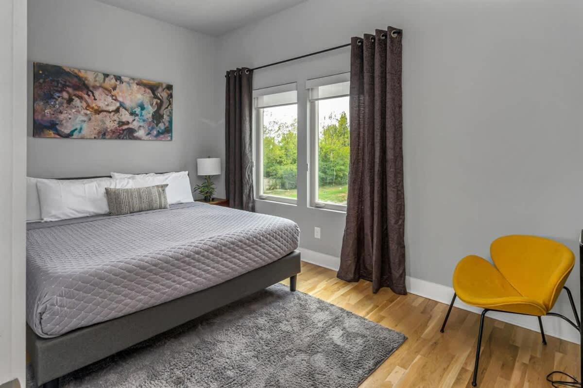 Spacious Sleeps 12 Rooftop Lounge *