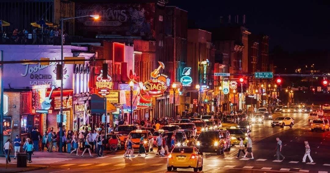 Cowgirl's Hideaway-rooftop Patio- 2 Mi To Broadway Holiday home *